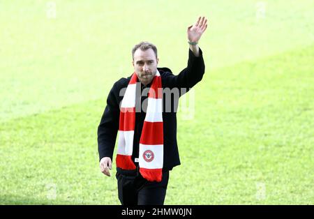 London, Großbritannien. 12th. Februar 2022. Christian Eriksen von Brentford winkt der Menge zu, wie es auf dem Spielfeld vor dem Premier League-Spiel im Brentford Community Stadium, London, vorgestellt wird. Bildnachweis sollte lauten: Paul Terry / Sportimage Kredit: Sportimage/Alamy Live Nachrichten Kredit: Sportimage/Alamy Live Nachrichten Stockfoto