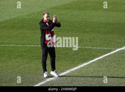 London, Großbritannien. 12th. Februar 2022. Christian Eriksen von Brentford winkt der Menge zu, wie es auf dem Spielfeld vor dem Premier League-Spiel im Brentford Community Stadium, London, vorgestellt wird. Bildnachweis sollte lauten: Paul Terry / Sportimage Kredit: Sportimage/Alamy Live Nachrichten Kredit: Sportimage/Alamy Live Nachrichten Stockfoto