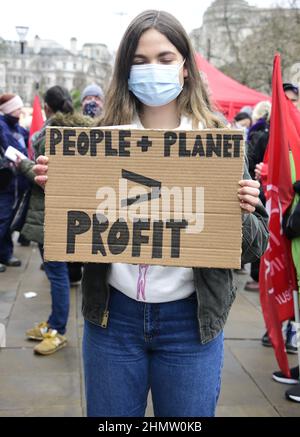 Manchester, Großbritannien, 12th. Februar 2022. Protest gegen hohe Energierechnungen, die vom Manchester Trades Council und der Manchester People's Assembly organisiert wurden - Sparmaßnahmen haben das ganze durchgemacht. Demonstranten versammelten sich in Piccadilly Gardens, im Zentrum von Manchester, Großbritannien, bevor sie durch das Stadtzentrum marschierten. Auch in anderen Städten des Vereinigten Königreichs finden Proteste statt. Die Organisatoren sagen: „Die Treibstoffrechnungen werden im April um weitere 54 % steigen, zur gleichen Zeit wie die Landesversicherung. Die RPI-Inflation liegt bereits bei 7,5 %. Die Mieten und Zinsen steigen.“ Quelle: Terry Waller/Alamy Live News Stockfoto