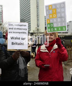 Manchester, Großbritannien, 12th. Februar 2022. Protest gegen hohe Energierechnungen, die vom Manchester Trades Council und der Manchester People's Assembly organisiert wurden - Sparmaßnahmen haben das ganze durchgemacht. Demonstranten versammelten sich in Piccadilly Gardens, im Zentrum von Manchester, Großbritannien, bevor sie durch das Stadtzentrum marschierten. Auch in anderen Städten des Vereinigten Königreichs finden Proteste statt. Die Organisatoren sagen: „Die Treibstoffrechnungen werden im April um weitere 54 % steigen, zur gleichen Zeit wie die Landesversicherung. Die RPI-Inflation liegt bereits bei 7,5 %. Die Mieten und Zinsen steigen.“ Quelle: Terry Waller/Alamy Live News Stockfoto