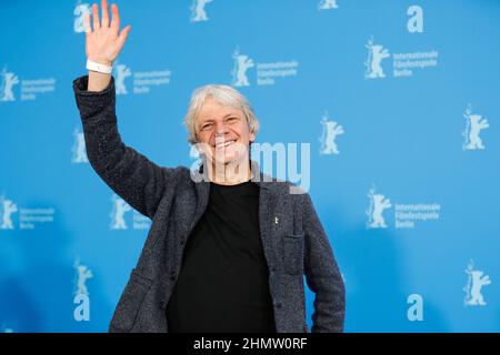 Berlin, Deutschland. 12th. Februar 2022. Andreas Dresen, Regisseur, winkt beim Fotocall für den Wettbewerbsfilm 'Rabiye Kurnaz gegen George W. Bush' (Rabiye Kurnaz vs. George W. Bush). Die Internationalen Filmfestspiele 72nd finden vom 10. Bis 20. Februar 2022 in Berlin statt. Quelle: Gerald Matzka/dpa/Alamy Live News Stockfoto