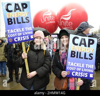 Manchester, Großbritannien, 12th. Februar 2022. Protest gegen hohe Energierechnungen, die vom Manchester Trades Council und der Manchester People's Assembly organisiert wurden - Sparmaßnahmen haben das ganze durchgemacht. Demonstranten versammelten sich in Piccadilly Gardens, im Zentrum von Manchester, Großbritannien, bevor sie durch das Stadtzentrum marschierten. Auch in anderen Städten des Vereinigten Königreichs finden Proteste statt. Die Organisatoren sagen: „Die Treibstoffrechnungen werden im April um weitere 54 % steigen, zur gleichen Zeit wie die Landesversicherung. Die RPI-Inflation liegt bereits bei 7,5 %. Die Mieten und Zinsen steigen.“ Quelle: Terry Waller/Alamy Live News Stockfoto