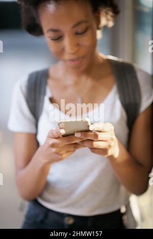 Links zu ihren Online-Freunden Stockfoto