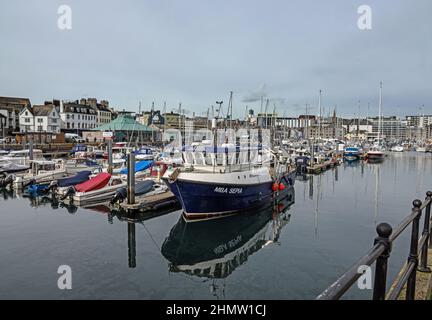 Plymouth Sutton Harbour, Binnenbecken, Yachten in Ruhe in einem sicheren Hafen. Im Vordergrund das MBA-Forschungsschiff Sepia. Stockfoto