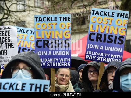 Manchester, Großbritannien, 12th. Februar 2022. Protest gegen hohe Energierechnungen, die vom Manchester Trades Council und der Manchester People's Assembly organisiert wurden - Sparmaßnahmen haben das ganze durchgemacht. Demonstranten versammelten sich in Piccadilly Gardens, im Zentrum von Manchester, Großbritannien, bevor sie durch das Stadtzentrum marschierten. Auch in anderen Städten des Vereinigten Königreichs finden Proteste statt. Die Organisatoren sagen: „Die Treibstoffrechnungen werden im April um weitere 54 % steigen, zur gleichen Zeit wie die Landesversicherung. Die RPI-Inflation liegt bereits bei 7,5 %. Die Mieten und Zinsen steigen.“ Quelle: Terry Waller/Alamy Live News Stockfoto