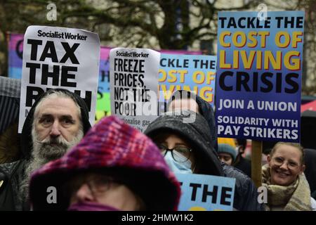 Manchester, Großbritannien, 12th. Februar 2022. Protest gegen hohe Energierechnungen, die vom Manchester Trades Council und der Manchester People's Assembly organisiert wurden - Sparmaßnahmen haben das ganze durchgemacht. Demonstranten versammelten sich in Piccadilly Gardens, im Zentrum von Manchester, Großbritannien, bevor sie durch das Stadtzentrum marschierten. Auch in anderen Städten des Vereinigten Königreichs finden Proteste statt. Die Organisatoren sagen: „Die Treibstoffrechnungen werden im April um weitere 54 % steigen, zur gleichen Zeit wie die Landesversicherung. Die RPI-Inflation liegt bereits bei 7,5 %. Die Mieten und Zinsen steigen.“ Quelle: Terry Waller/Alamy Live News Stockfoto