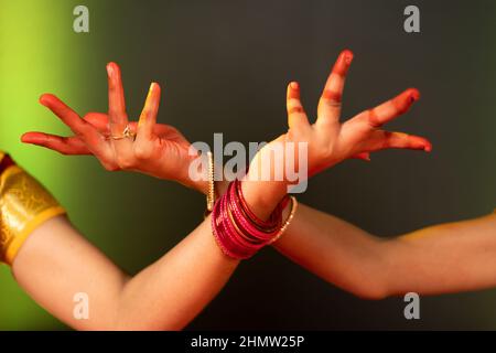 Nahaufnahme bharatanatyam-Tänzerinnen mit Avahittha hasta-Form oder Handgesten - Konzept des klassischen Tanzes, der traditionellen Kunst und bharatanatyam Stockfoto