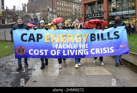 Manchester, Großbritannien, 12th. Februar 2022. Protest gegen hohe Energierechnungen, die vom Manchester Trades Council und der Manchester People's Assembly organisiert wurden - Sparmaßnahmen haben das ganze durchgemacht. Demonstranten versammelten sich in Piccadilly Gardens, im Zentrum von Manchester, Großbritannien, bevor sie durch das Stadtzentrum marschierten. Auch in anderen Städten des Vereinigten Königreichs finden Proteste statt. Die Organisatoren sagen: „Die Treibstoffrechnungen werden im April um weitere 54 % steigen, zur gleichen Zeit wie die Landesversicherung. Die RPI-Inflation liegt bereits bei 7,5 %. Die Mieten und Zinsen steigen.“ Quelle: Terry Waller/Alamy Live News Stockfoto