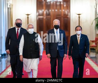 Präsident Joe Biden geht am Freitag, den 24. September 2021, mit dem australischen Premierminister Scott Morrison, dem indischen Premierminister Narendra Modi und dem japanischen Premierminister Yoshihide Suga von links durch die Kreuzeshalle des Weißen Hauses, bevor er am Quad Leaders’ Summit im East Room teilnimmt. (Offizielles Foto des Weißen Hauses von Adam Schultz) Stockfoto