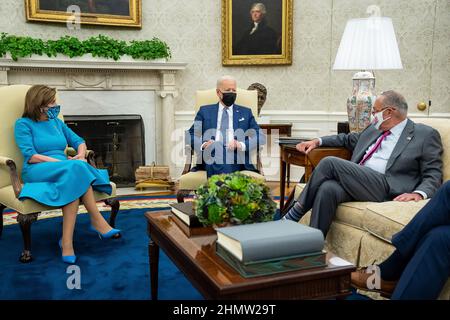 Präsident Joe Biden trifft sich mit der Sprecherin des Repräsentantenhauses, Nancy Pelosi, D-Kalifornien, und dem Mehrheitsführer des Senats, Charles „Chuck’ Schumer, D-N.Y., Mittwoch, 22. September 2021, Im Oval Office. (Offizielles Foto des Weißen Hauses von Adam Schultz) Stockfoto