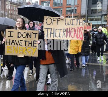 Manchester, Großbritannien, 12th. Februar 2022. Protest gegen hohe Energierechnungen, die vom Manchester Trades Council und der Manchester People's Assembly organisiert wurden - Sparmaßnahmen haben das ganze durchgemacht. Demonstranten versammelten sich in Piccadilly Gardens, im Zentrum von Manchester, Großbritannien, bevor sie durch das Stadtzentrum marschierten. Auch in anderen Städten des Vereinigten Königreichs finden Proteste statt. Die Organisatoren sagen: „Die Treibstoffrechnungen werden im April um weitere 54 % steigen, zur gleichen Zeit wie die Landesversicherung. Die RPI-Inflation liegt bereits bei 7,5 %. Die Mieten und Zinsen steigen.“ Quelle: Terry Waller/Alamy Live News Stockfoto