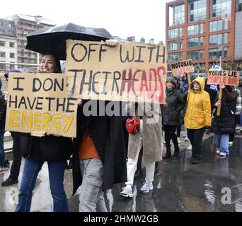 Manchester, Großbritannien, 12th. Februar 2022. Protest gegen hohe Energierechnungen, die vom Manchester Trades Council und der Manchester People's Assembly organisiert wurden - Sparmaßnahmen haben das ganze durchgemacht. Demonstranten versammelten sich in Piccadilly Gardens, im Zentrum von Manchester, Großbritannien, bevor sie durch das Stadtzentrum marschierten. Auch in anderen Städten des Vereinigten Königreichs finden Proteste statt. Die Organisatoren sagen: „Die Treibstoffrechnungen werden im April um weitere 54 % steigen, zur gleichen Zeit wie die Landesversicherung. Die RPI-Inflation liegt bereits bei 7,5 %. Die Mieten und Zinsen steigen.“ Quelle: Terry Waller/Alamy Live News Stockfoto