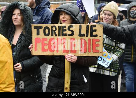 Manchester, Großbritannien, 12th. Februar 2022. Protest gegen hohe Energierechnungen, die vom Manchester Trades Council und der Manchester People's Assembly organisiert wurden - Sparmaßnahmen haben das ganze durchgemacht. Demonstranten versammelten sich in Piccadilly Gardens, im Zentrum von Manchester, Großbritannien. Auch in anderen Städten des Vereinigten Königreichs finden Proteste statt. Die Organisatoren sagen: „Die Treibstoffrechnungen werden im April um weitere 54 % steigen, zur gleichen Zeit wie die Landesversicherung. Die RPI-Inflation liegt bereits bei 7,5 %. Die Mieten und Zinsen steigen.“ Quelle: Terry Waller/Alamy Live News Stockfoto