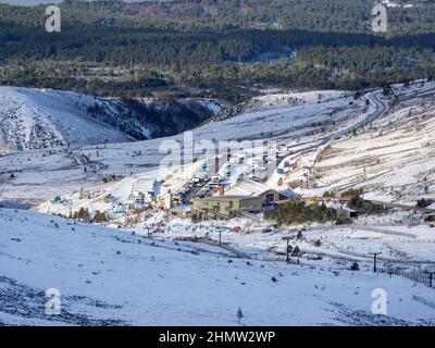 Das Cairngorm-Skigebiet oberhalb von Aviemore, Schottland, Großbritannien. Stockfoto