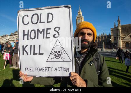 London, England, Großbritannien. 12th. Februar 2022. Demonstranten demonstrieren vor dem Parlament gegen die steigenden Preise. (Bild: © Tayfun Salci/ZUMA Press Wire) Bild: ZUMA Press, Inc./Alamy Live News Stockfoto