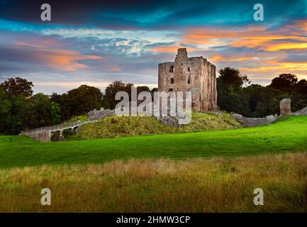 Norham Castle war einst der gefährlichste Ort Englands, der hoch über dem Fluss Tweed an der schottischen Grenze thront. Northumberland, England, Großbritannien Stockfoto