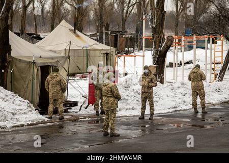 Pokrowsk, Ukraine. 9th. Februar 2022. Soldaten warten am 9. Februar 2022 vor dem Zelt für Infektionskrankheiten im mobilen Militärkrankenhaus 66th in Pokrovsk, Ukraine, etwa 25 Meilen von der Ostfront entfernt. Das Krankenhaus behandelt weiterhin Soldaten, die verletzt wurden, Covid oder beides haben, während die russischen Streitkräfte an der ukrainischen Grenze mobilisieren. (Bild: © Michael Nigro/Pacific Press via ZUMA Press Wire) Stockfoto