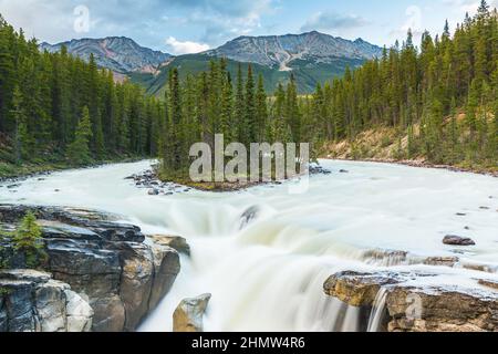 Obere Sunwapta Falls im Jasper National Park, Kanada. Das Wasser stammt aus dem Athabasca-gletscher. Lange Belichtung. Stockfoto