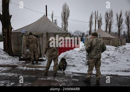 Pokrowsk, Ukraine. 9th. Februar 2022. Soldaten warten am 9. Februar 2022 vor dem Zelt für Infektionskrankheiten im mobilen Militärkrankenhaus 66th in Pokrovsk, Ukraine, etwa 25 Meilen von der Ostfront entfernt. Das Krankenhaus behandelt weiterhin Soldaten, die verletzt wurden, Covid oder beides haben, während die russischen Streitkräfte an der ukrainischen Grenze mobilisieren. (Bild: © Michael Nigro/Pacific Press via ZUMA Press Wire) Stockfoto