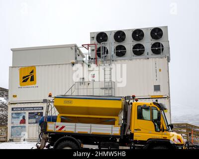 Eine Kunstschneemaschine im Cairngorm-Skizentrum in der Nähe von Aviemore, Schottland, Großbritannien. Stockfoto