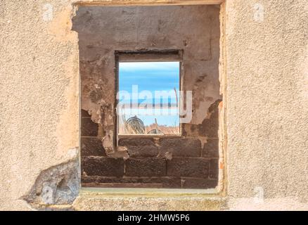 Blick auf einen Teich in der Camargue, einem geschützten Naturschutzgebiet, vom Fenster einer Fischerhütte aus. Südfrankreich. Stockfoto