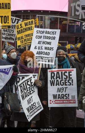 Demonstration gegen den aufsteigenden amerikanischen/NATO-Trommelschlag eines möglichen Krieges mit Russland, der scheinbar bereit ist, die Ukraine zu erobern. Eine Koalition aus Ameisenkriegs- und Friedensgruppen konvergierte am Times Square, um sich zu äußern. Stockfoto