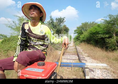 Die Bambusbahn wurde verwendet, um Menschen und Güter auf einer alten Strecke zu transportieren, die selten benutzt wurde, Kambodscha Stockfoto