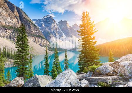 Dramatische Sonnenaufgang am Moraine Lake im Banff, Alberta, Canada Stockfoto