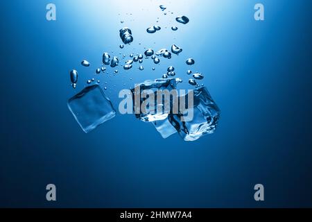 Fallende Eiswürfel im Wasser Stockfoto