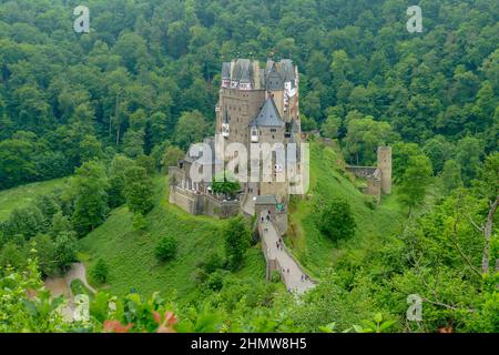 Idyllische Landschaft rund um das Schloss Eltz in Rheinland-Pfalz, Deutschland, im Sommer Stockfoto