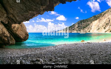 Griechische Sommerferien. Landschaftlich reizvoller Strand der Insel Kefalonia (Kefalonia) - Myrtos mit kristallklarem Meer. Ionische Inseln von Griechenland Stockfoto