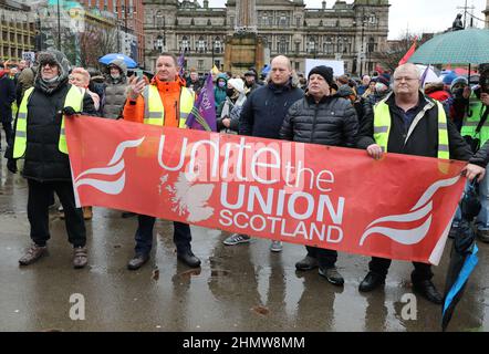 Glasgow, Großbritannien. 12th. Februar 2022. Im Rahmen eines koordinierten Protestes in ganz Großbritannien gegen steigende Preise und die Lebenshaltungskosten nehmen auch mehrere hundert Demonstranten trotz heftigen Regens an einer Kundgebung am George Square in Glasgow Teil. Die Kundgebung wurde an Vertreter der Trades Union und Politiker gerichtet, darunter Baroness SHAMI CHAKRABARTI, eine Politikerin der Labour Party. Kredit: Findlay/Alamy Live Nachrichten Stockfoto