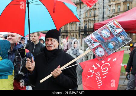 Glasgow, Großbritannien. 12th. Februar 2022. Im Rahmen eines koordinierten Protestes in ganz Großbritannien gegen steigende Preise und die Lebenshaltungskosten nehmen auch mehrere hundert Demonstranten trotz heftigen Regens an einer Kundgebung am George Square in Glasgow Teil. Die Kundgebung wurde an Vertreter der Trades Union und Politiker gerichtet, darunter Baroness SHAMI CHAKRABARTI, eine Politikerin der Labour Party. Kredit: Findlay/Alamy Live Nachrichten Stockfoto