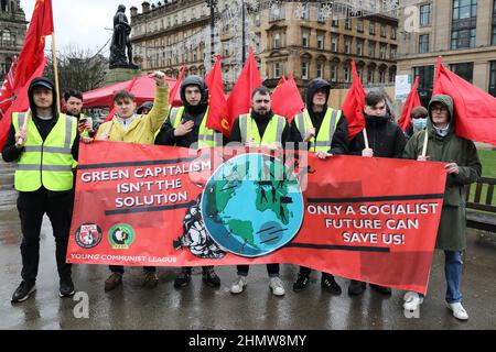 Glasgow, Großbritannien. 12th. Februar 2022. Im Rahmen eines koordinierten Protestes in ganz Großbritannien gegen steigende Preise und die Lebenshaltungskosten nehmen auch mehrere hundert Demonstranten trotz heftigen Regens an einer Kundgebung am George Square in Glasgow Teil. Die Kundgebung wurde an Vertreter der Trades Union und Politiker gerichtet, darunter Baroness SHAMI CHAKRABARTI, eine Politikerin der Labour Party. Kredit: Findlay/Alamy Live Nachrichten Stockfoto