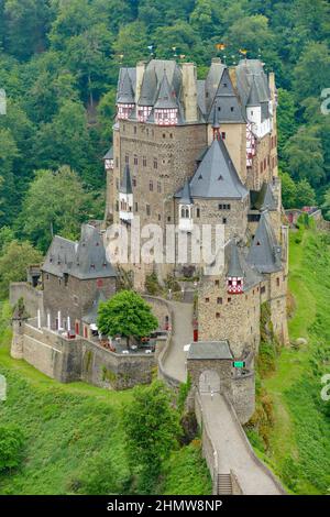 Idyllische Landschaft rund um das Schloss Eltz in Rheinland-Pfalz, Deutschland, im Sommer Stockfoto