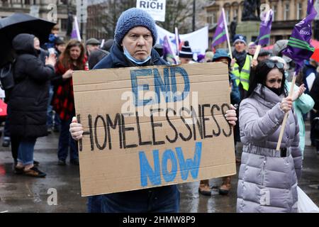 Glasgow, Großbritannien. 12th. Februar 2022. Im Rahmen eines koordinierten Protestes in ganz Großbritannien gegen steigende Preise und die Lebenshaltungskosten nehmen auch mehrere hundert Demonstranten trotz heftigen Regens an einer Kundgebung am George Square in Glasgow Teil. Die Kundgebung wurde an Vertreter der Trades Union und Politiker gerichtet, darunter Baroness SHAMI CHAKRABARTI, eine Politikerin der Labour Party. Kredit: Findlay/Alamy Live Nachrichten Stockfoto