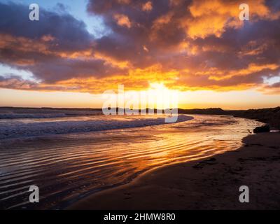 Beadnell Beach bei Sonnenuntergang, Northumberland, Großbritannien. Stockfoto