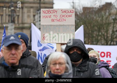 Glasgow, Großbritannien. 12th. Februar 2022. Im Rahmen eines koordinierten Protestes in ganz Großbritannien gegen steigende Preise und die Lebenshaltungskosten nehmen auch mehrere hundert Demonstranten trotz heftigen Regens an einer Kundgebung am George Square in Glasgow Teil. Die Kundgebung wurde an Vertreter der Trades Union und Politiker gerichtet, darunter Baroness SHAMI CHAKRABARTI, eine Politikerin der Labour Party. Kredit: Findlay/Alamy Live Nachrichten Stockfoto