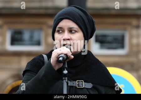 Glasgow, Großbritannien. 12th. Februar 2022. Im Rahmen eines koordinierten Protestes in ganz Großbritannien gegen steigende Preise und die Lebenshaltungskosten nehmen auch mehrere hundert Demonstranten trotz heftigen Regens an einer Kundgebung am George Square in Glasgow Teil. Die Kundgebung wurde an Vertreter der Trades Union und Politiker gerichtet, darunter Baroness SHAMI CHAKRABARTI, eine Politikerin der Labour Party. Kredit: Findlay/Alamy Live Nachrichten Stockfoto