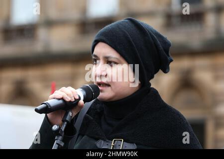 Glasgow, Großbritannien. 12th. Februar 2022. Im Rahmen eines koordinierten Protestes in ganz Großbritannien gegen steigende Preise und die Lebenshaltungskosten nehmen auch mehrere hundert Demonstranten trotz heftigen Regens an einer Kundgebung am George Square in Glasgow Teil. Die Kundgebung wurde an Vertreter der Trades Union und Politiker gerichtet, darunter Baroness SHAMI CHAKRABARTI, eine Politikerin der Labour Party. Kredit: Findlay/Alamy Live Nachrichten Stockfoto