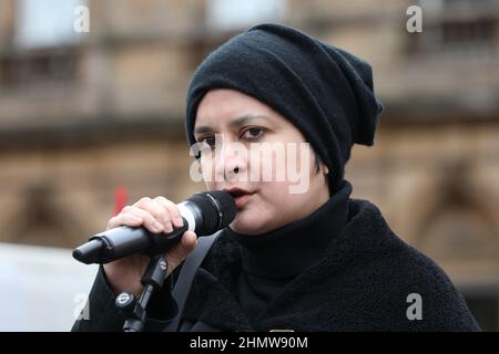 Glasgow, Großbritannien. 12th. Februar 2022. Im Rahmen eines koordinierten Protestes in ganz Großbritannien gegen steigende Preise und die Lebenshaltungskosten nehmen auch mehrere hundert Demonstranten trotz heftigen Regens an einer Kundgebung am George Square in Glasgow Teil. Die Kundgebung wurde an Vertreter der Trades Union und Politiker gerichtet, darunter Baroness SHAMI CHAKRABARTI, eine Politikerin der Labour Party. Kredit: Findlay/Alamy Live Nachrichten Stockfoto