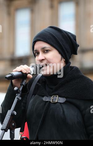 Glasgow, Großbritannien. 12th. Februar 2022. Im Rahmen eines koordinierten Protestes in ganz Großbritannien gegen steigende Preise und die Lebenshaltungskosten nehmen auch mehrere hundert Demonstranten trotz heftigen Regens an einer Kundgebung am George Square in Glasgow Teil. Die Kundgebung wurde an Vertreter der Trades Union und Politiker gerichtet, darunter Baroness SHAMI CHAKRABARTI, eine Politikerin der Labour Party. Kredit: Findlay/Alamy Live Nachrichten Stockfoto