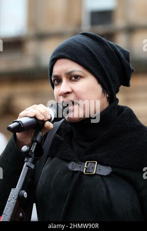 Glasgow, Großbritannien. 12th. Februar 2022. Im Rahmen eines koordinierten Protestes in ganz Großbritannien gegen steigende Preise und die Lebenshaltungskosten nehmen auch mehrere hundert Demonstranten trotz heftigen Regens an einer Kundgebung am George Square in Glasgow Teil. Die Kundgebung wurde an Vertreter der Trades Union und Politiker gerichtet, darunter Baroness SHAMI CHAKRABARTI, eine Politikerin der Labour Party. Kredit: Findlay/Alamy Live Nachrichten Stockfoto