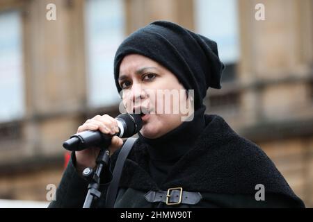 Glasgow, Großbritannien. 12th. Februar 2022. Im Rahmen eines koordinierten Protestes in ganz Großbritannien gegen steigende Preise und die Lebenshaltungskosten nehmen auch mehrere hundert Demonstranten trotz heftigen Regens an einer Kundgebung am George Square in Glasgow Teil. Die Kundgebung wurde an Vertreter der Trades Union und Politiker gerichtet, darunter Baroness SHAMI CHAKRABARTI, eine Politikerin der Labour Party. Kredit: Findlay/Alamy Live Nachrichten Stockfoto