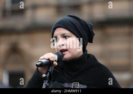 Glasgow, Großbritannien. 12th. Februar 2022. Im Rahmen eines koordinierten Protestes in ganz Großbritannien gegen steigende Preise und die Lebenshaltungskosten nehmen auch mehrere hundert Demonstranten trotz heftigen Regens an einer Kundgebung am George Square in Glasgow Teil. Die Kundgebung wurde an Vertreter der Trades Union und Politiker gerichtet, darunter Baroness SHAMI CHAKRABARTI, eine Politikerin der Labour Party. Kredit: Findlay/Alamy Live Nachrichten Stockfoto