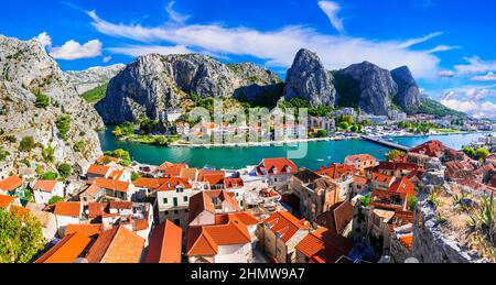 Wahrzeichen Kroatiens - beeindruckende Stadt Omis, umgeben von Bergschlucht, über dem Fluss Cetina. Beliebtes Ausflugsziel für Tousrit Stockfoto