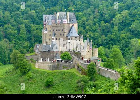 Idyllische Landschaft rund um das Schloss Eltz in Rheinland-Pfalz, Deutschland, im Sommer Stockfoto