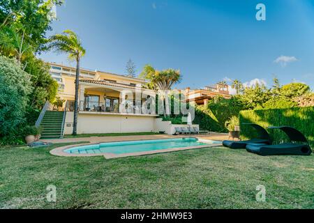 Ein Bild aus dem Garten einer Villa an der costa del sol mit Swimmingpool Stockfoto