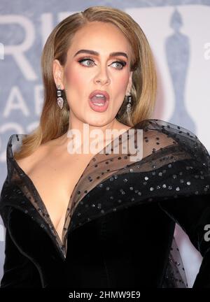 08. Feb 2022 - London, England, UK - Adele nimmt an den Brit Awards 2022, O2 Arena Teil *NUR ZUR REDAKTIONELLEN VERWENDUNG* Stockfoto
