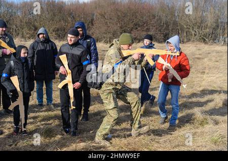 Ukrainer während eines offenen militärischen Trainings für Zivilisten, das vom Verteidigungshauptquartier der Region Lemberg auf dem Schießstand von Lemberg im Rahmen der „Don't Panic!“ organisiert wurde. Bereiten Sie Sich Vor! Kampagne, inmitten der Drohung der russischen Invasion. Stockfoto